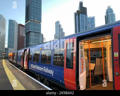 Vauxhall, London, Großbritannien. 27.. Oktober 2022. Pendler, die am Bahnhof Vauxhall auf einen Zug der South Western Railway warten. Für den 3.., 5.., 7.. Und 9.. November sind weitere Streiks über einige Netze geplant, so dass den Passagieren empfohlen wird, an diesen Terminen möglichst keine Reisen zu Unternehmen. Quelle: Maureen McLean/Alamy Live News Stockfoto