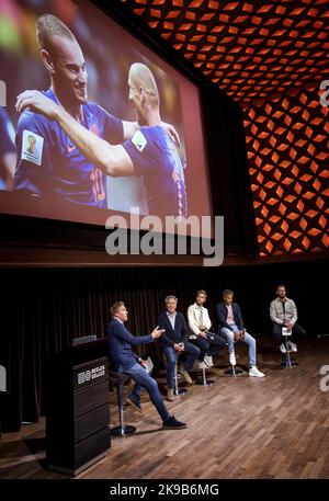 2022-10-27 13:27:03 HILVERSUM - Sjoerd van Ramshorst Tom Egbers, Chiel van Koldenhoven, Pierre van Hooijdonk und Henry Schut während einer Präsentation des NOS über die Berichterstattung über die Weltmeisterschaft in Katar. ANP KOEN VAN WEEL niederlande Out - belgien Out Stockfoto