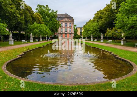 Malerischer Blick auf den östlichen Teil des Palastgartens, den Garten des Kurfürstlichen Schlosses in Trier, Deutschland. Der Teich ist von weißen... Stockfoto