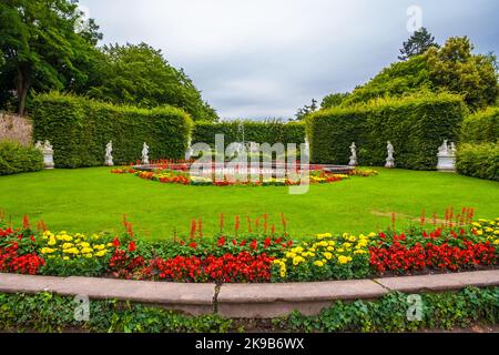 Der Ferdinand-Tietz-Brunnen, umgeben von Blumenbeeten und weißen Statuen von Ferdinand Tietz, im nördlichen Teil des Palastgartens,... Stockfoto