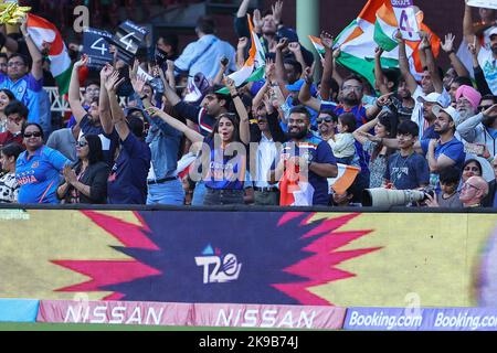 27.. Oktober 2022; Sydney Cricket Ground, NSW, Australien: T20 World Cup Cricket, Niederlande gegen Indien: Indische Fans feiern ihren Spieler, der 4 Läufe erzielt hat Stockfoto