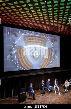 HILVERSUM - Sjoerd van Ramshorst, Tom Egbers, Arno Vermeulen, Pierre van Hooijdonk und Henry Schut während einer Präsentation des NOS über die Berichterstattung über die Weltmeisterschaft in Katar. KOEN VAN WEEL Stockfoto