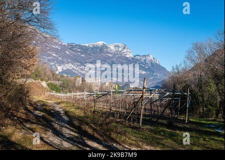 Ruinen einer antiken mittelalterlichen Siedlung entlang des Naturweges Roggia di Cavedine - Provinz Trient, Trentino Alto Aduge - Norditalien Stockfoto