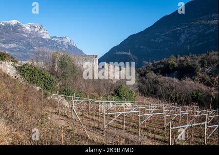 Ruinen einer antiken mittelalterlichen Siedlung entlang des Naturweges Roggia di Cavedine - Provinz Trient, Trentino Alto Aduge - Norditalien Stockfoto