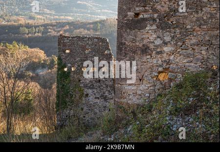 Ruinen einer antiken mittelalterlichen Siedlung entlang des Naturweges Roggia di Cavedine - Provinz Trient, Trentino Alto Aduge - Norditalien Stockfoto