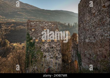 Ruinen einer antiken mittelalterlichen Siedlung entlang des Naturweges Roggia di Cavedine - Provinz Trient, Trentino Alto Aduge - Norditalien Stockfoto