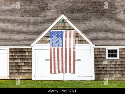 Alte Wainscott-Scheune mit einer amerikanischen Flagge an der Vorderseite Stockfoto