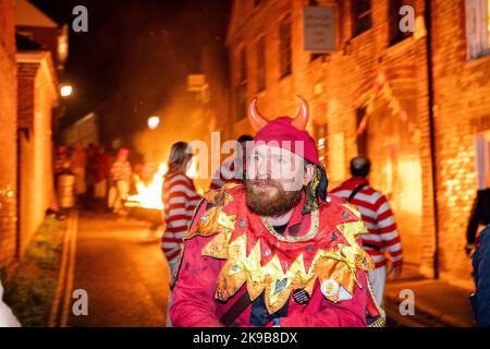 Lewes Suusex, Bonfire oder Guy Fawkes Night, Nachtschwärmer, die Bildnis verbrennen oder oft Politiker ziehen in der Stadt Lewes in East Sussex auf die Straßen. Stockfoto