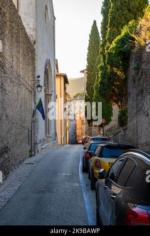 Blick auf die Via Gregorio Elladio und die Via Ponzianina, enge Gassen in der Altstadt von Spoleto mit alten Steinhäusern, die bei Sonnenaufgang aufgenommen wurden. Umbrien, Italien. Stockfoto