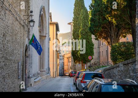 Blick auf die Via Gregorio Elladio und die Via Ponzianina, enge Gassen in der Altstadt von Spoleto mit alten Steinhäusern, die bei Sonnenaufgang aufgenommen wurden. Umbrien, Italien. Stockfoto