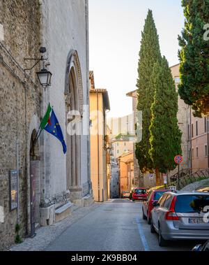 Blick auf die Via Gregorio Elladio und die Via Ponzianina, enge Gassen in der Altstadt von Spoleto mit alten Steinhäusern, die bei Sonnenaufgang aufgenommen wurden. Umbrien, Italien. Stockfoto