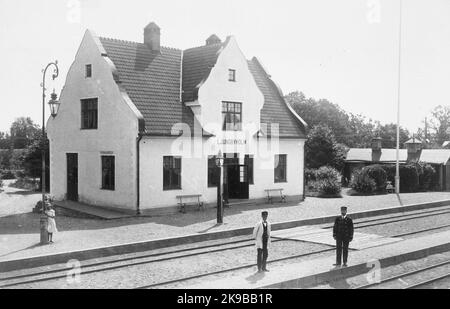 Der Bahnhof wurde 1899 erbaut. Stationshuset wurde nach einem Brand im Jahr 1913 neu gebaut. Abgenommenes Bahnhofshaus in anderthalb Stockwerken. Modernisiert 1942-43. Stockfoto