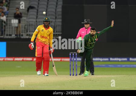 Perth Stadium, Perth, Australien. 27. Oktober 2022. T20 international Cricket Pakistan versus Zimbabwe; Shadab Khan of Pakistan bowls Credit: Action Plus Sports/Alamy Live News Stockfoto