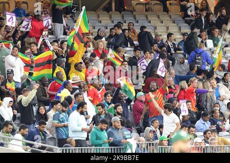 Perth Stadium, Perth, Australien. 27. Oktober 2022. T20 internationales Cricket Pakistan gegen Simbabwe; Anhänger aus Simbabwe jubeln für ihr Team Kredit: Action Plus Sports/Alamy Live News Stockfoto