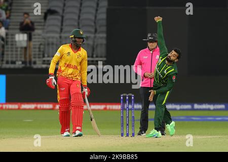 Perth Stadium, Perth, Australien. 27. Oktober 2022. T20 international Cricket Pakistan versus Zimbabwe; Shadab Khan of Pakistan bowls Credit: Action Plus Sports/Alamy Live News Stockfoto