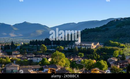 Malerischer Sonnenaufgang: Blick von der Dachterrasse auf den Stadtrand von Spoleto mit traditionellen Steinhäusern, San Ponziano Hotel und Bergen. Umbrien, Italien. Verhältnis 16:9 Stockfoto