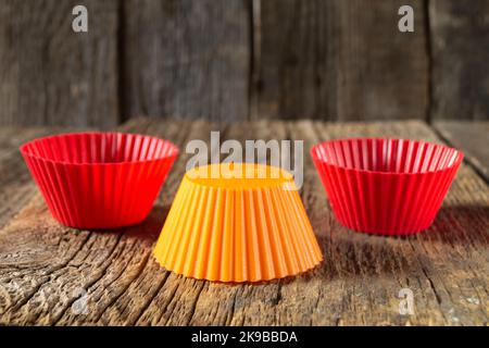 Küchenutensilien auf einem Holztisch. Rundes Geschirr zum Backen von Desserts Stockfoto