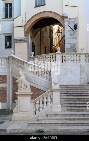 Edles Stadthaus mit kunstvoller Außentreppe aus Stein und Tor an der Piazza Pianciani in der Altstadt von Spoleto, Umbrien, Italien. Stockfoto
