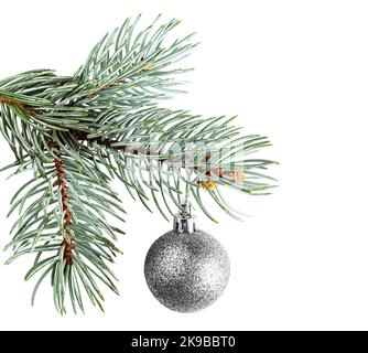 Grüner Kiefernzweig mit silbernem Glitzer weihnachtskugel, isoliert auf Weiß Stockfoto