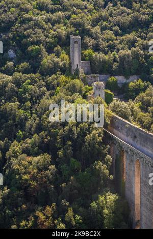 Die mittelalterliche Ponte delle Torri (Turmbrücke), die über eine Schlucht zur Festung Mulini führt. Spoleto, Umbrien, Italien. Stockfoto