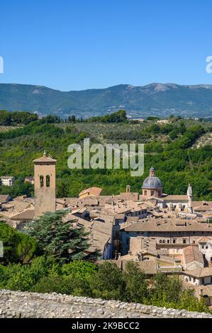 Weite Ausblicke über Spoleto und die umliegende Berglandschaft, Wälder und Olivenhaine. Umbrien, Italien. Stockfoto