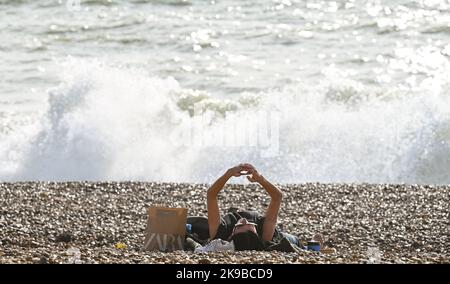 Brighton UK 27. October 2022 - Besucher genießen einen heißen, sonnigen Tag am Strand von Brighton und am Meer, da die Temperaturen in einigen Teilen des Südostens voraussichtlich über 20 Grad erreichen werden. : Credit Simon Dack / Alamy Live News Stockfoto
