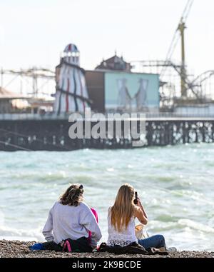 Brighton UK 27. October 2022 - Besucher genießen einen heißen, sonnigen Tag am Strand von Brighton und am Meer, da die Temperaturen in einigen Teilen des Südostens voraussichtlich über 20 Grad erreichen werden. : Credit Simon Dack / Alamy Live News Stockfoto