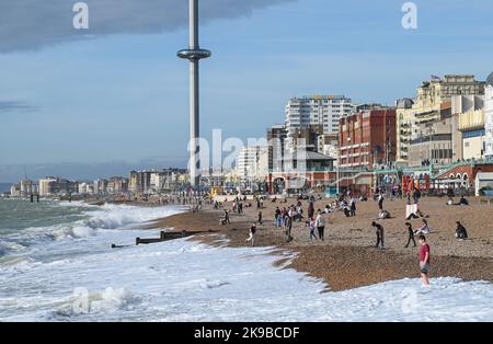 Brighton UK 27. October 2022 - Besucher genießen einen heißen, sonnigen Tag am Strand von Brighton und am Meer, da die Temperaturen in einigen Teilen des Südostens voraussichtlich über 20 Grad erreichen werden. : Credit Simon Dack / Alamy Live News Stockfoto