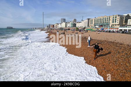 Brighton UK 27. October 2022 - Besucher genießen einen heißen, sonnigen Tag am Strand von Brighton und am Meer, da die Temperaturen in einigen Teilen des Südostens voraussichtlich über 20 Grad erreichen werden. : Credit Simon Dack / Alamy Live News Stockfoto