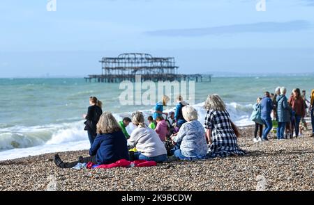 Brighton UK 27. October 2022 - Besucher genießen einen heißen, sonnigen Tag am Strand von Brighton und am Meer, da die Temperaturen in einigen Teilen des Südostens voraussichtlich über 20 Grad erreichen werden. : Credit Simon Dack / Alamy Live News Stockfoto