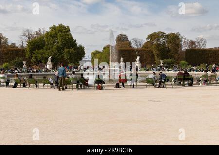 Wasserbrunnen vor dem Louvre. Paris, Frankreich Stockfoto