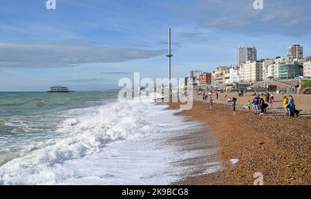 Brighton UK 27. October 2022 - Besucher genießen einen heißen, sonnigen Tag am Strand von Brighton und am Meer, da die Temperaturen in einigen Teilen des Südostens voraussichtlich über 20 Grad erreichen werden. : Credit Simon Dack / Alamy Live News Stockfoto