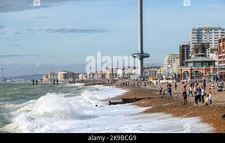 Brighton UK 27. October 2022 - Besucher genießen einen heißen, sonnigen Tag am Strand von Brighton und am Meer, da die Temperaturen in einigen Teilen des Südostens voraussichtlich über 20 Grad erreichen werden. : Credit Simon Dack / Alamy Live News Stockfoto
