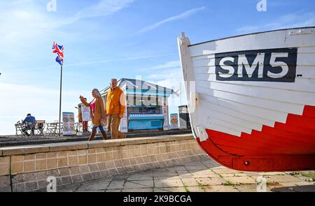 Brighton UK 27. October 2022 - Besucher genießen einen heißen, sonnigen Tag am Strand von Brighton und am Meer, da die Temperaturen in einigen Teilen des Südostens voraussichtlich über 20 Grad erreichen werden. : Credit Simon Dack / Alamy Live News Stockfoto