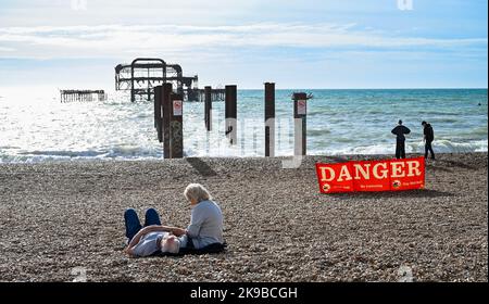 Brighton UK 27. October 2022 - Besucher genießen einen heißen, sonnigen Tag am Strand von Brighton und am Meer, da die Temperaturen in einigen Teilen des Südostens voraussichtlich über 20 Grad erreichen werden. : Credit Simon Dack / Alamy Live News Stockfoto