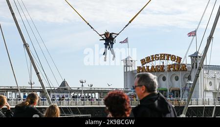 Brighton UK 27. October 2022 - Besucher genießen eine der Fahrten an der Küste von Brighton an einem heißen, sonnigen Tag, da die Temperaturen in einigen Teilen des Südostens voraussichtlich über 20 Grad erreichen werden. : Credit Simon Dack / Alamy Live News Stockfoto