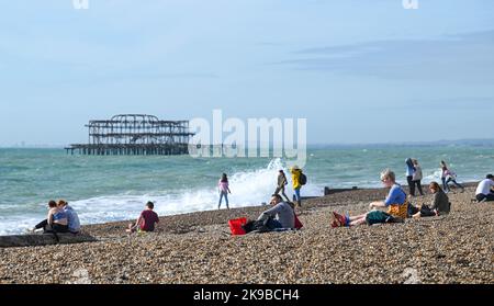 Brighton UK 27. October 2022 - Besucher genießen einen heißen, sonnigen Tag am Strand von Brighton und am Meer, da die Temperaturen in einigen Teilen des Südostens voraussichtlich über 20 Grad erreichen werden. : Credit Simon Dack / Alamy Live News Stockfoto