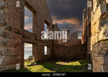 Slains Castle Cruden Bay Aberdeenshire Scotland vom Earl of Erroll erbaute Zimmer und Fenster im Inneren des Gebäudes Stockfoto