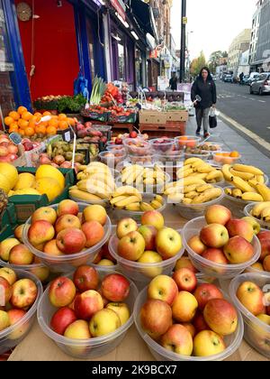 Slough, berkshire, Großbritannien. 44.. Oktober 2022. Obst zum Verkauf vor einem Geschäft in der Slough High Street. Die steigenden Lebenshaltungskosten bedeuten, dass viele Menschen ihre Einkaufsgewohnheiten ändern, da sie weniger Geld ausgeben möchten. Quelle: Maureen McLean/Alamy Stockfoto