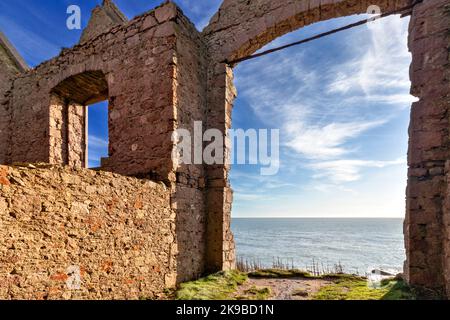 Slains Castle Cruden Bay Aberdeenshire Schottland erbaut vom Earl of Erroll Blick auf das Meer von innen durch ein Fenster Stockfoto