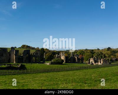 Blick auf die Ruinen der Easby Abbey Richmond North Yorkshire England GB eine prämonstratenserische Abtei am östlichen Ufer des Flusses Swale Stockfoto