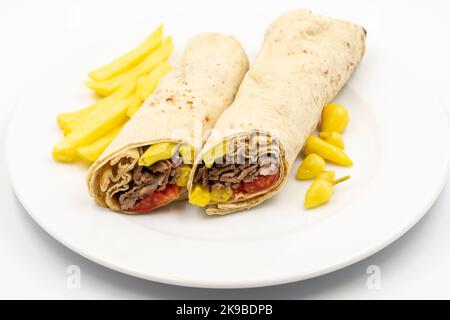 Türkische Fleisch Döner Wrap isoliert auf weißem Hintergrund. Traditionelle Aromen. Döner Kebab aus Rind und Lamm. Nahaufnahme Stockfoto
