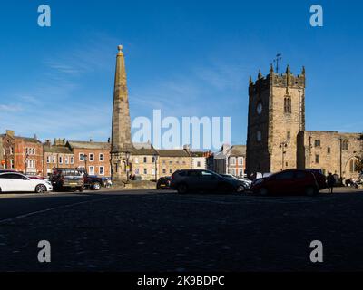 Steinobelisk und Methodist Church auf dem historischen Marktplatz von Richmond North Yorkshire Dales England, Großbritannien, silhouettiert gegen den blauen Oktoberhimmel Stockfoto