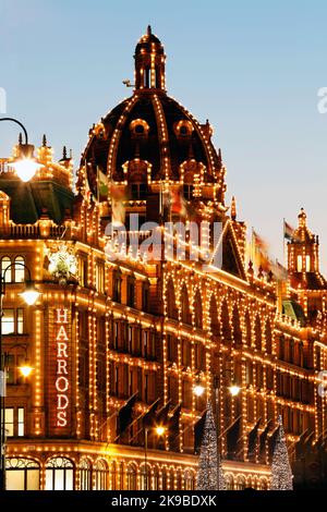 LONDON - NOV 28 : Nachtansicht von Harrods mit weihnachtsdekoration am 28. Nov 2016, London, UK. Dieses Kaufhaus wurde um 1824 Uhr eröffnet und ist es jetzt Stockfoto