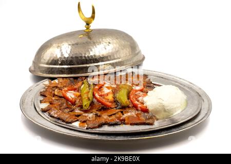Türkischer iskender Kebab isoliert auf weißem Hintergrund. Traditionelle Aromen. Döner Kebab aus Rind und Lamm. Nahaufnahme Stockfoto