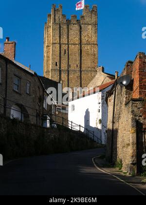 Das beeindruckende Richmond Castle überragt diese reizende historische Stadt in Wensleydale Yorkshire Dales North Yorkshire England Stockfoto