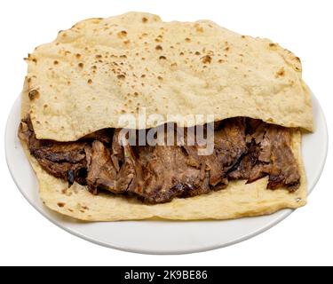 Türkischer Fleischspender isoliert auf weißem Hintergrund. Traditionelle Aromen. Döner Kebab aus Rind und Lamm. Nahaufnahme Stockfoto