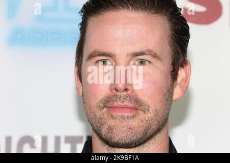 Der amerikanische Filmregisseur und Schauspieler Zach Cregger nimmt an der Premiere von „Barbarian“ beim Arrow FrightFest Teil, das am Cineworld Leicester Square in London stattfindet. Er wa Stockfoto