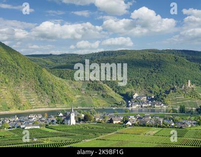 Weindörfer Ellenz-Poltersdorf im Vordergrund und Beilstein im Hintergrund, Mosel, Moseltal, Deutschland Stockfoto