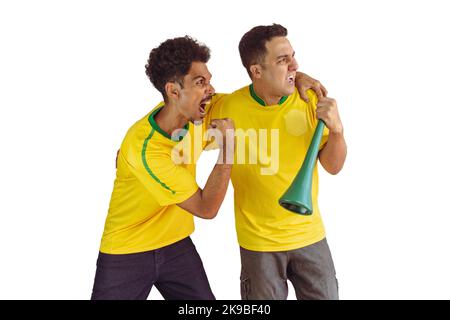 Black Brothers mit gelbem brasilianischem Hemd und Flaggenjubel isoliert auf Weiß. Fußballfans jubeln über den Sieg Brasiliens. Stockfoto